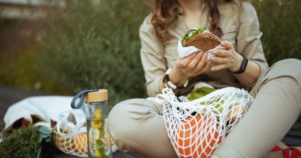 サンドイッチを食べる女性