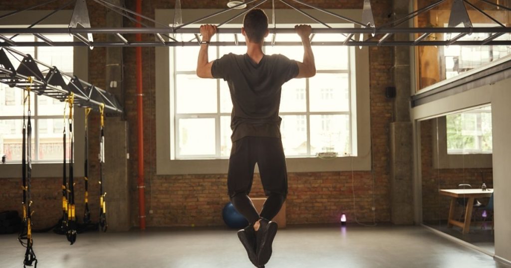 懸垂をする男性