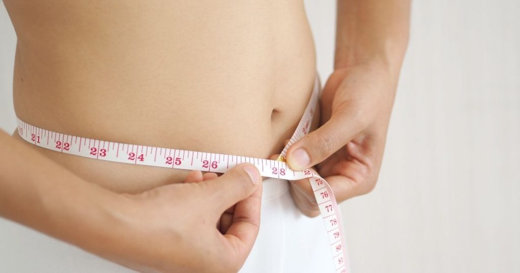 メジャーで福井を測る女性