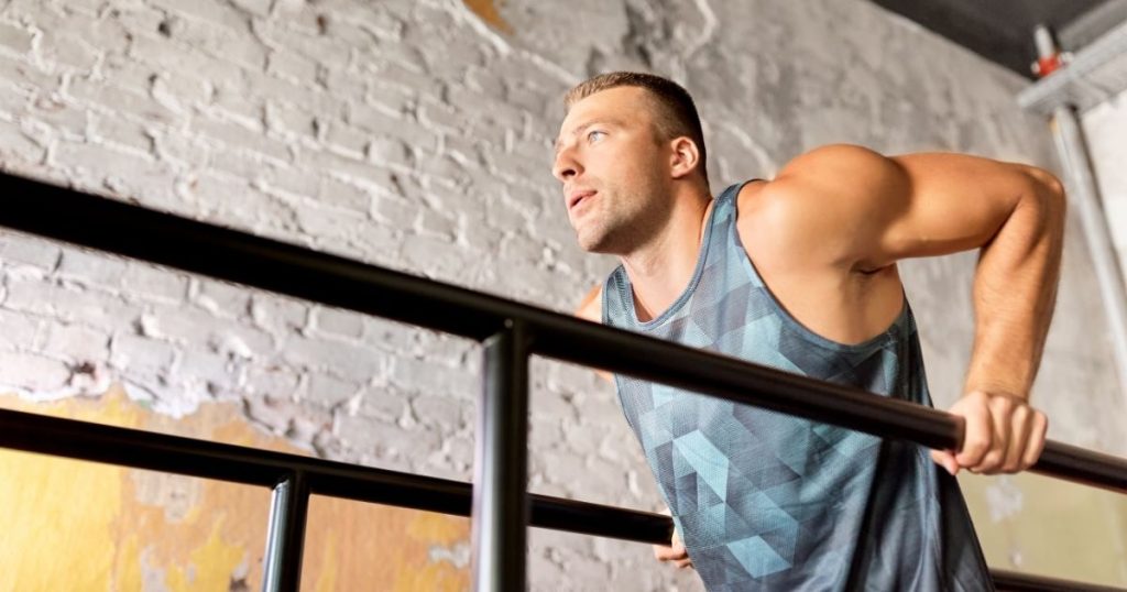 ディップスで胸のトレーニングをする男性