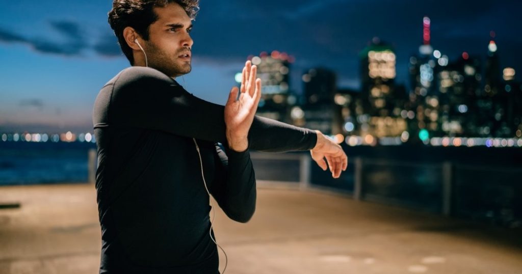 ストレッチをする男性