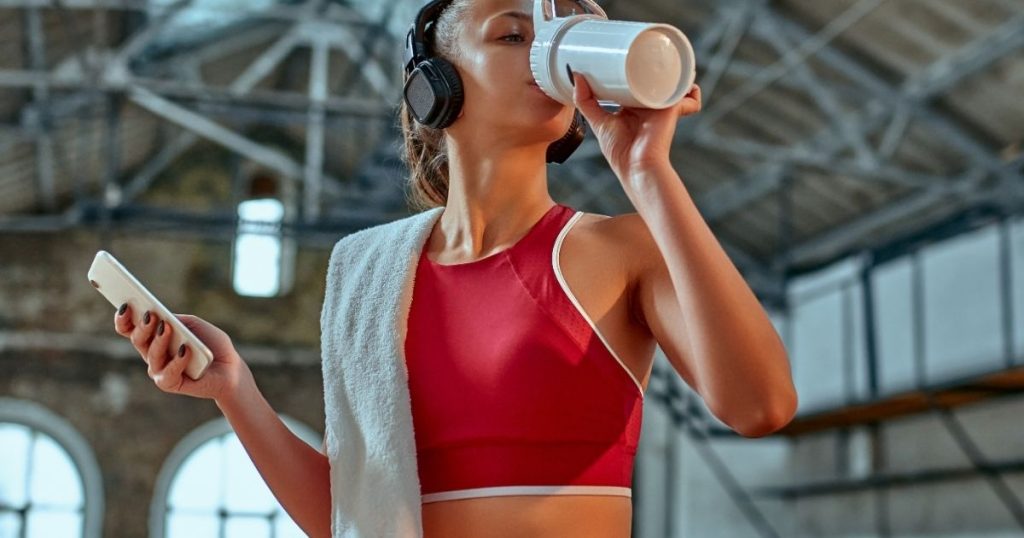 プロテインを飲む女性