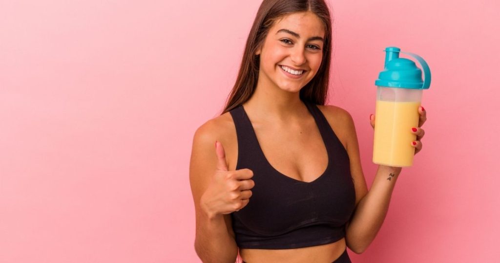 プロテインを持つ女性