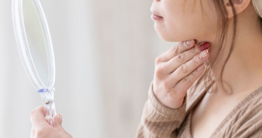 顔まわりのたるみを気にする女性