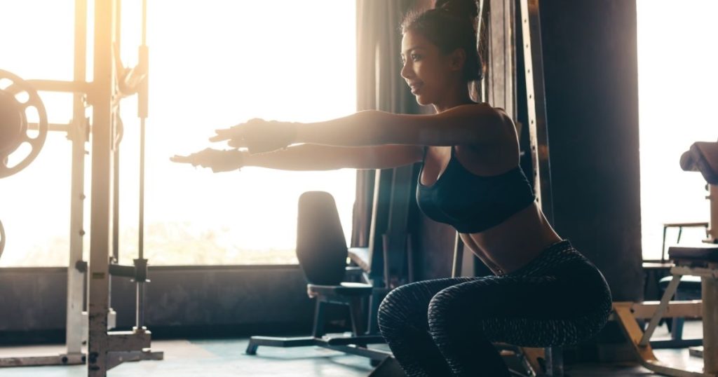 スクワットをする女性