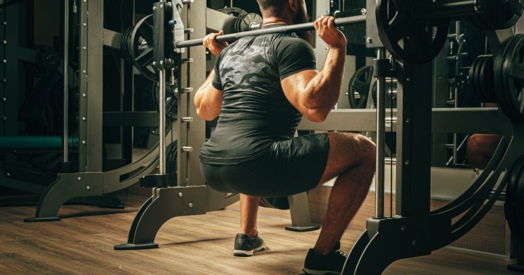 スクワットをする男性