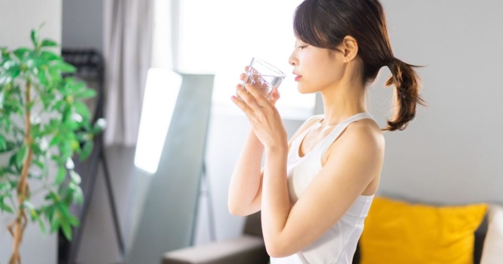 水を飲む女性