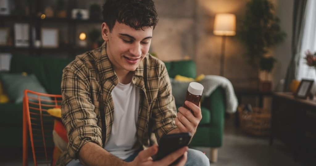 薬を調べる男性