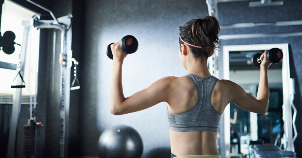 筋トレをする女性