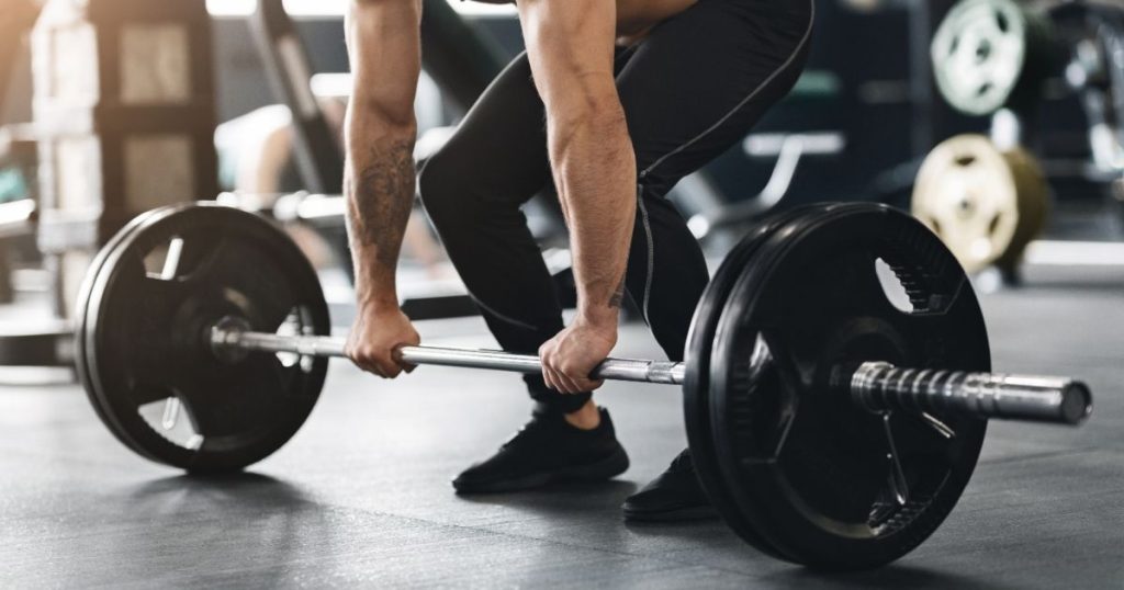 バーベルを持ち上げる男性