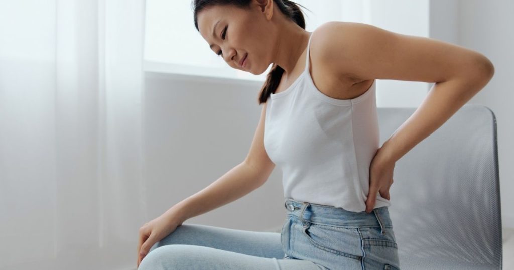 腰に手を置く女性