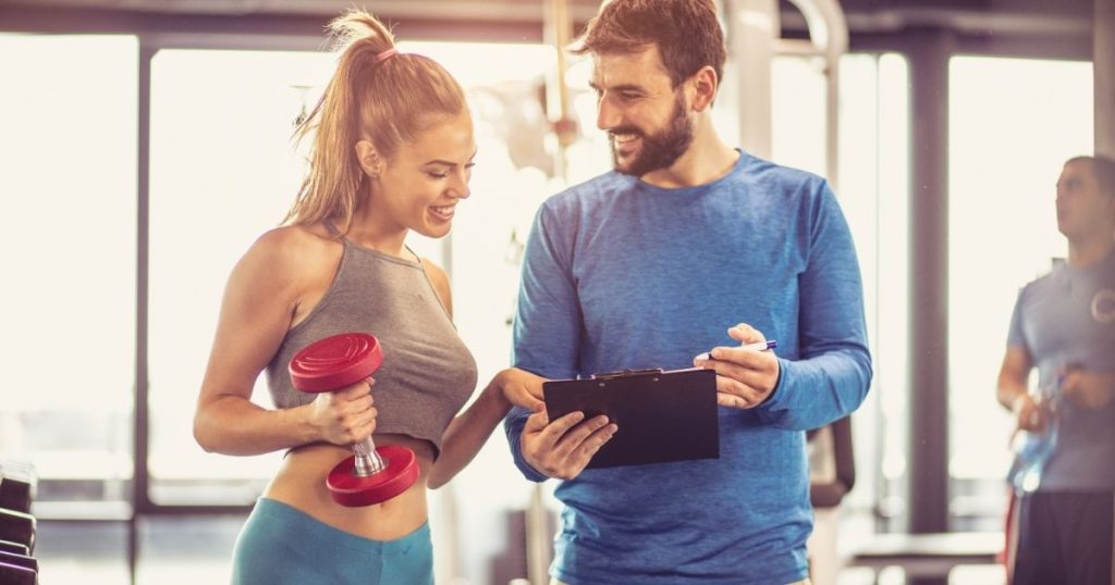 パーソナルトレーニングを受ける女性